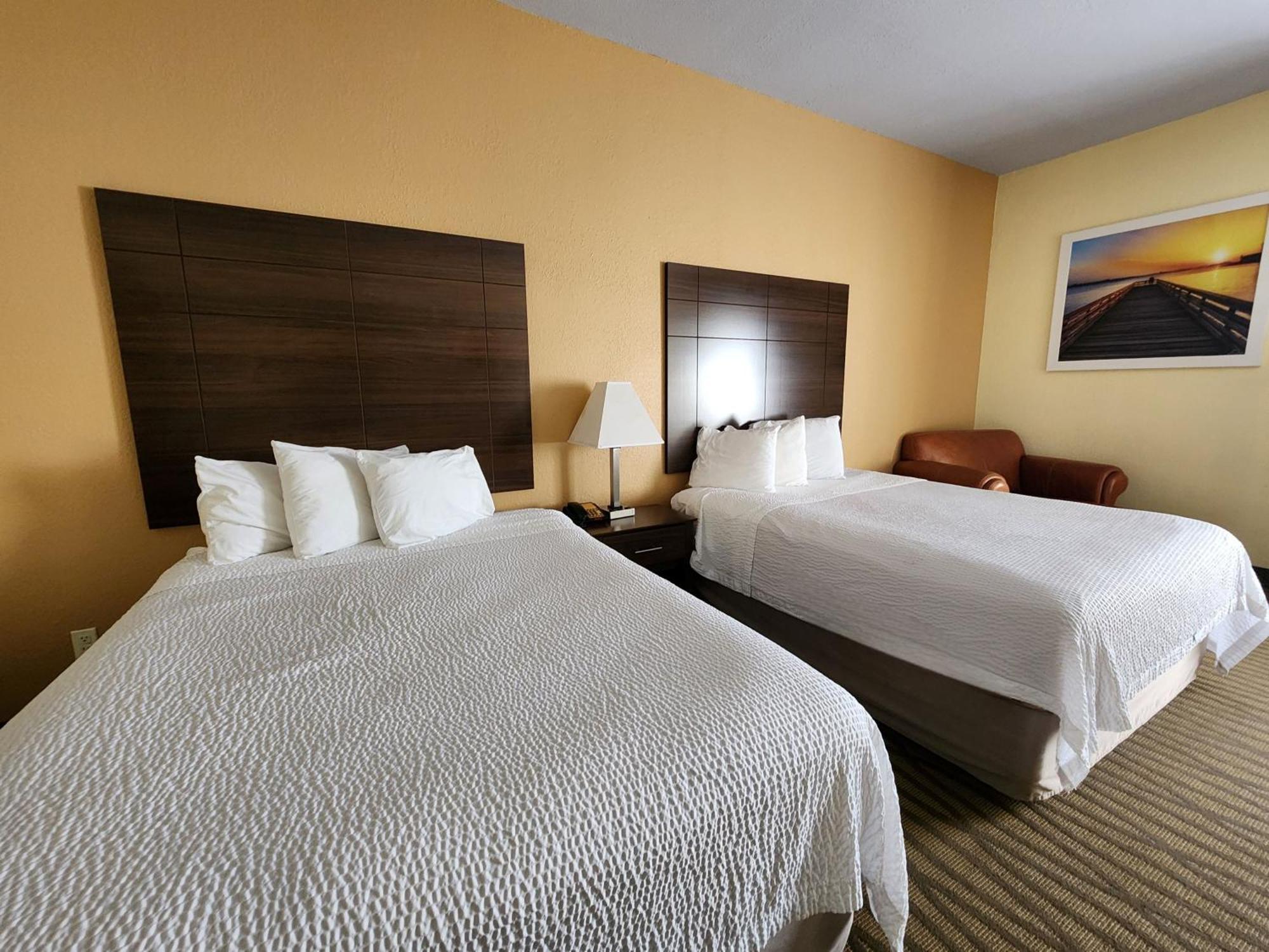 Days Inn & Suites By Wyndham Pasadena Exterior photo